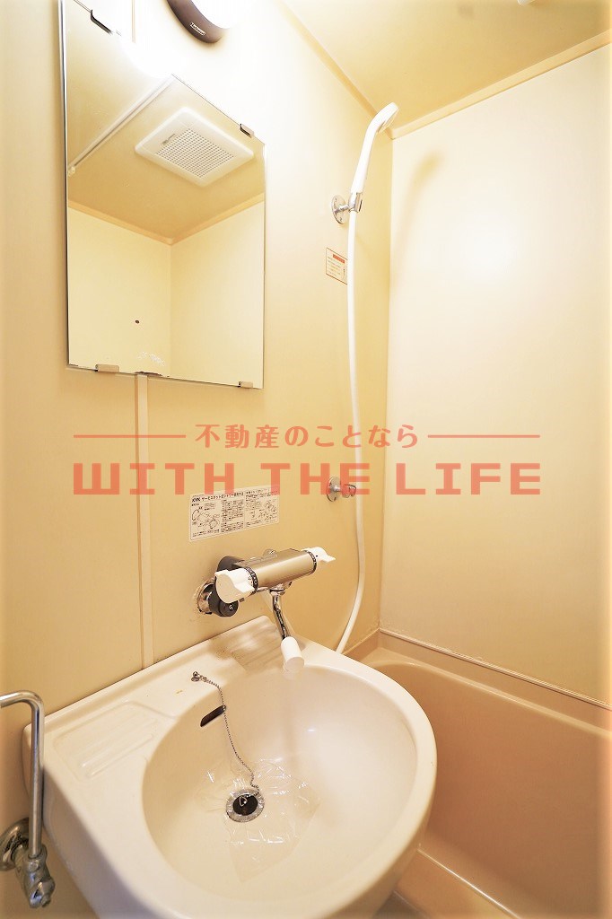 洗面設備　独立洗面台、小物を置くことができて便利です