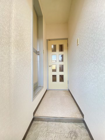 玄関　玄関とキッチンの間に扉がございます。急な来客時も安心です。