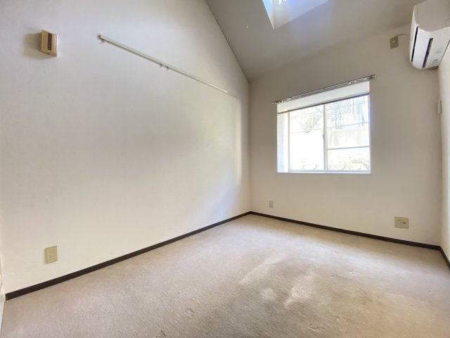 居室・リビング　天井が高く、開放感がございます。