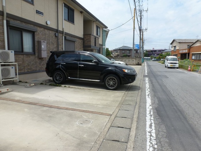 【館林市東美園町のアパートの駐車場】