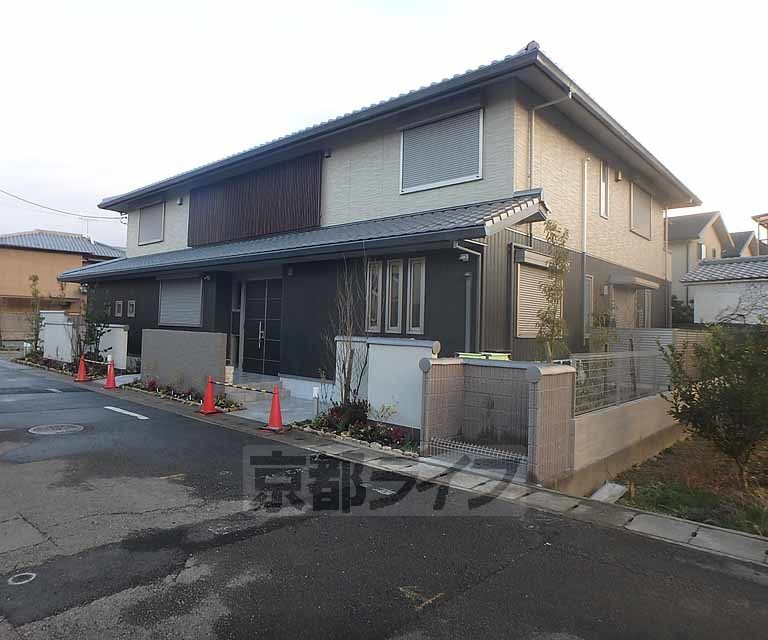 京都市西京区松室北河原町のアパートの建物外観