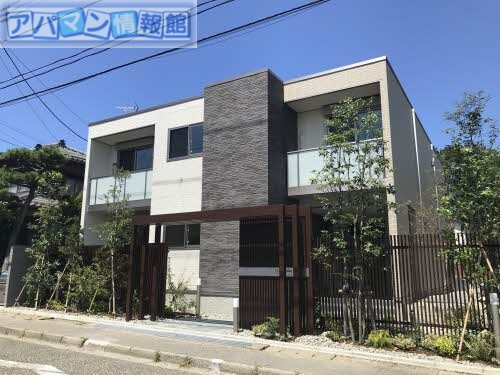 新潟市中央区関屋松波町のアパートの建物外観