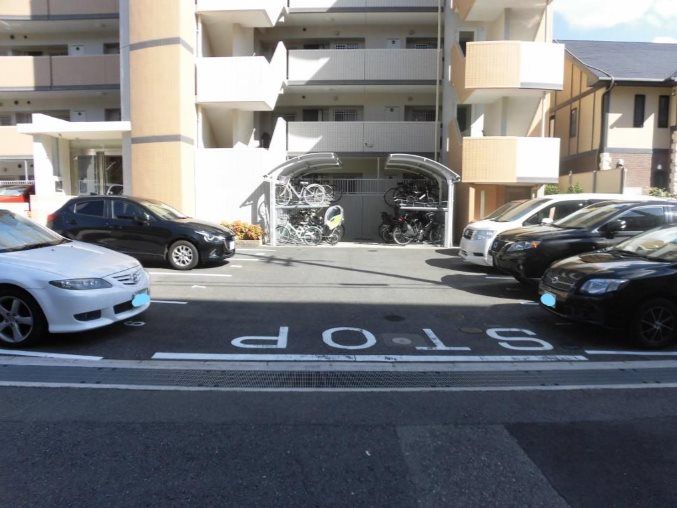 【吹田市千里山東のマンションの駐車場】