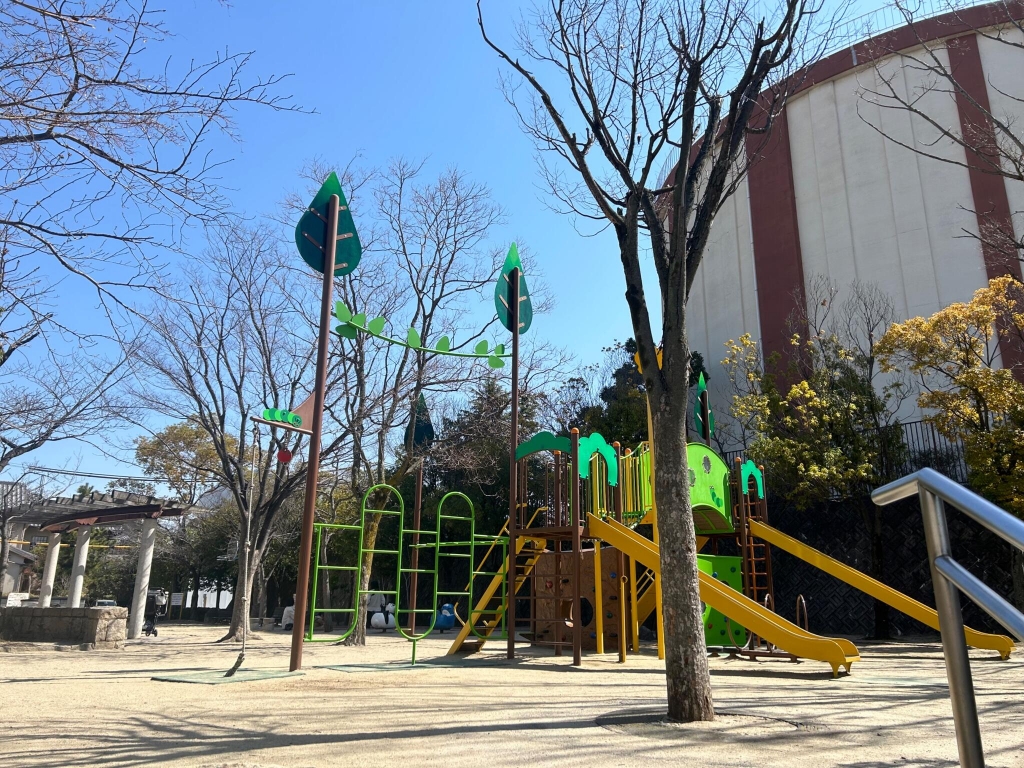 【吹田市千里山東のマンションの公園】