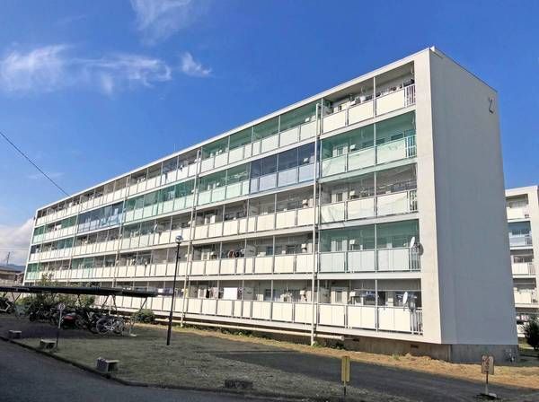 平塚市下島のマンションの建物外観