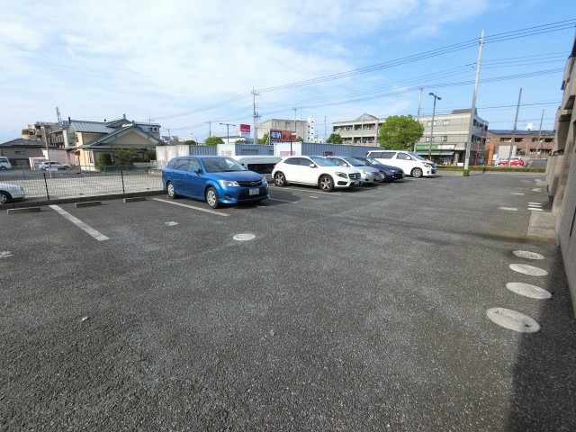 【成田市公津の杜のアパートの駐車場】