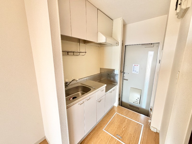 キッチン　※別号室の写真となります。