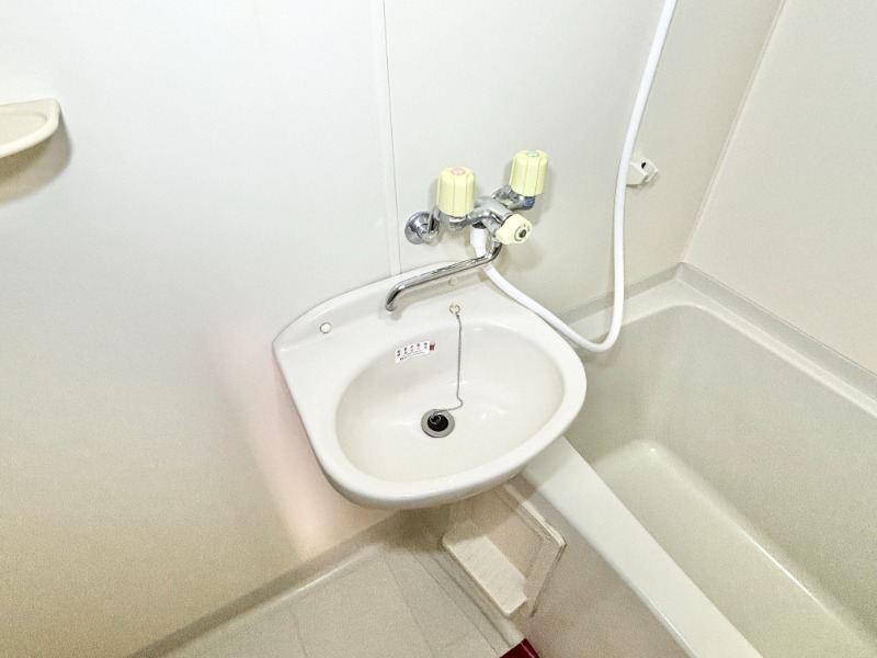 洗面設備　※別号室の写真となります。