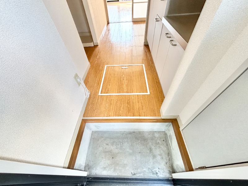 玄関　※別号室の写真となります。