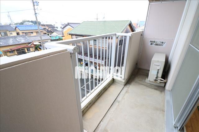 バルコニー　ベランダでお布団も干せます。