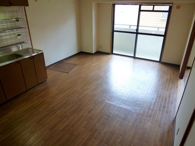 居室・リビング　床色が落ち着いた色合いで綺麗です♪