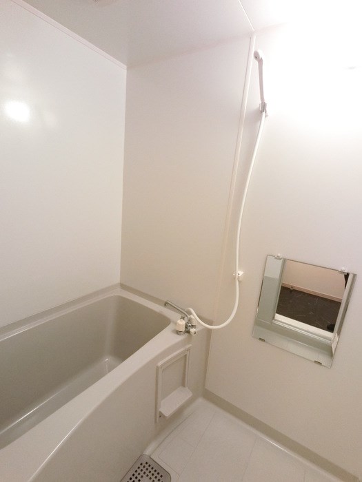 バス・シャワールーム　清潔感のあるお風呂