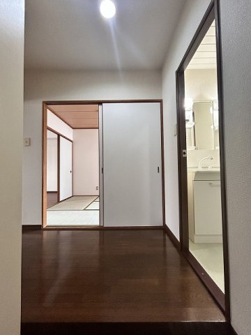 玄関　同マンション内・別居室参考写真