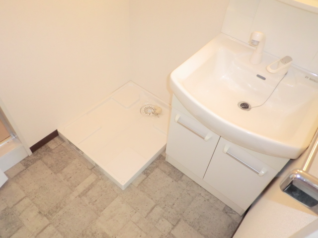 洗面設備　洗面台と洗濯機置き場です