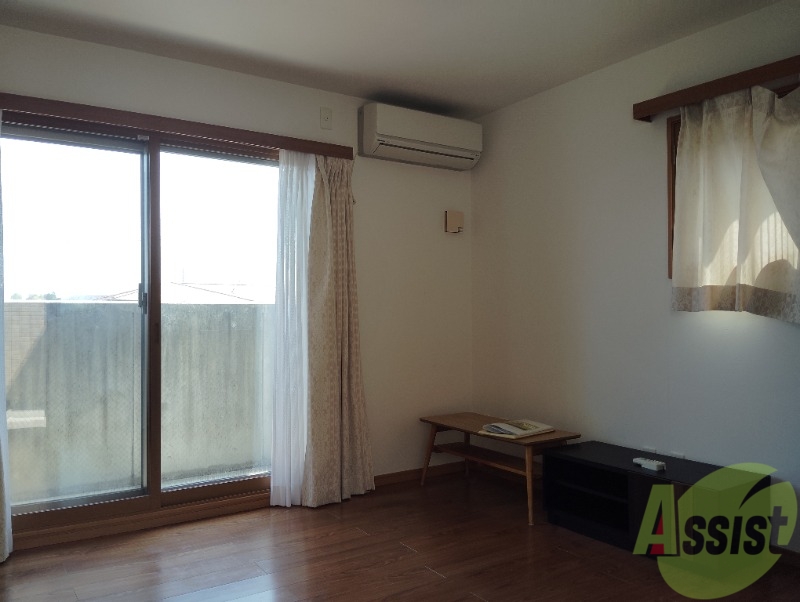 その他部屋・スペース　洋室は窓が大きく日当たりも良好で明るい印象です。