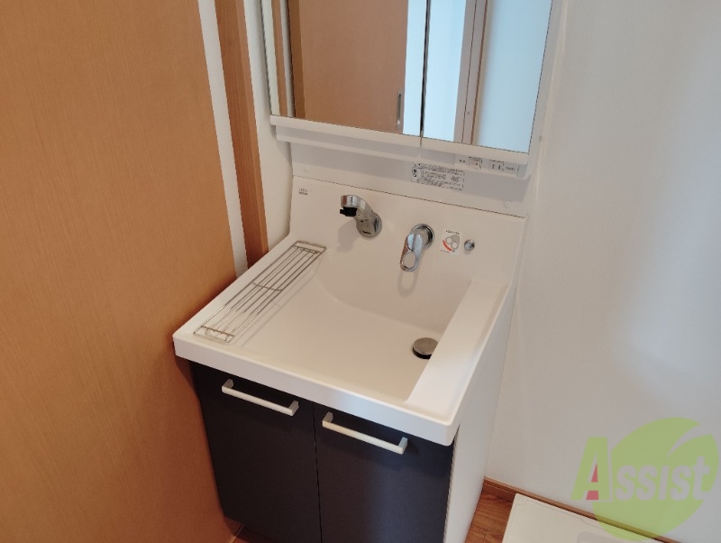洗面設備　洗面台もございますので朝の準備はこちらから。