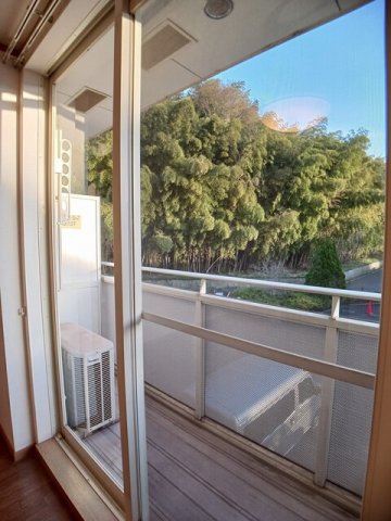 バルコニー　暖かな日差しのふりそそぐバルコニー