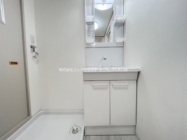 洗面設備　洗濯機は洗面台のお隣に設置。