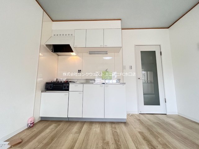 キッチン　内装に合わせたホワイトカラーのキッチン