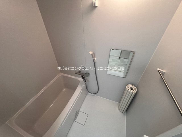 バス・シャワールーム　スタイリッシュと便利さを兼ね備えたバスルーム。便利なサーモス