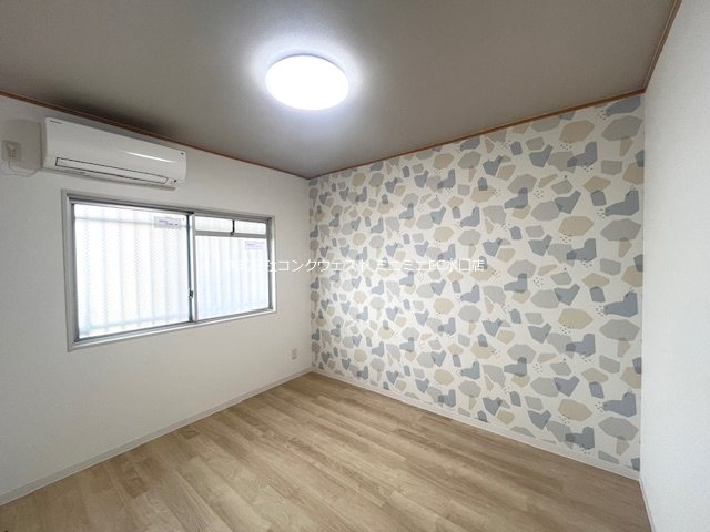 その他部屋・スペース　壁のホワイトと床とドアのダークカラーが絶妙な組み合わせ。落ち