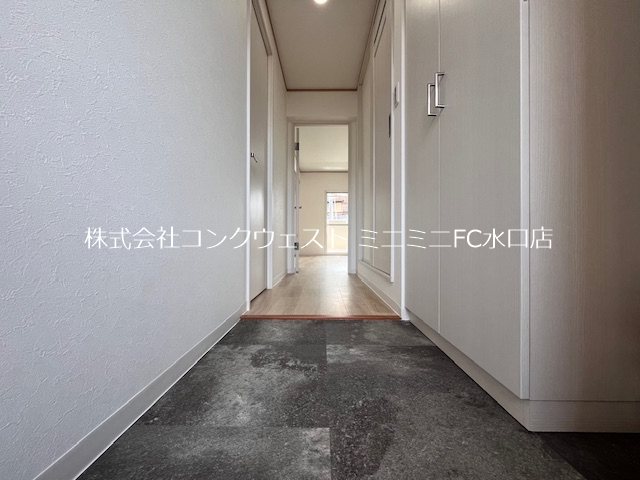 玄関　ダークカラーがスタイリッシュ。汚れが目立たないカラーというも