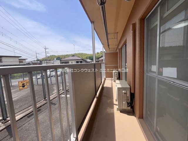 バルコニー　日当りがよくワイドなベランダ！存分にお使いいただけます。お洗