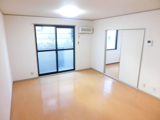 居室・リビング　明るいリビング、エアコン完備