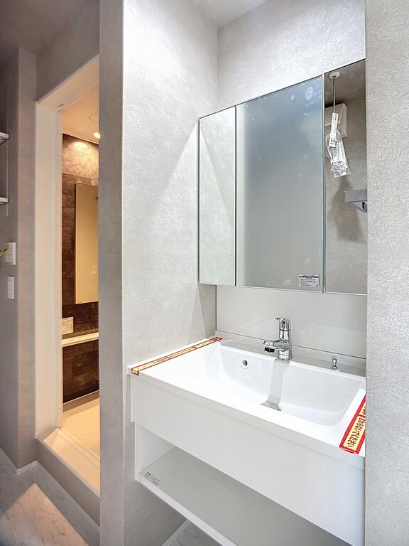 洗面設備　洗面台の鏡の裏が収納になっています！