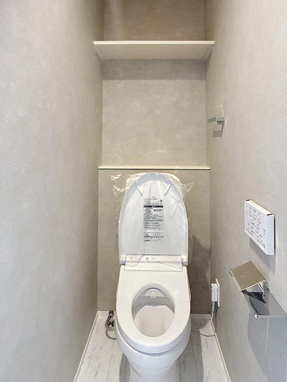トイレ　トイレの上に棚板設置済み！あると嬉しい設備！
