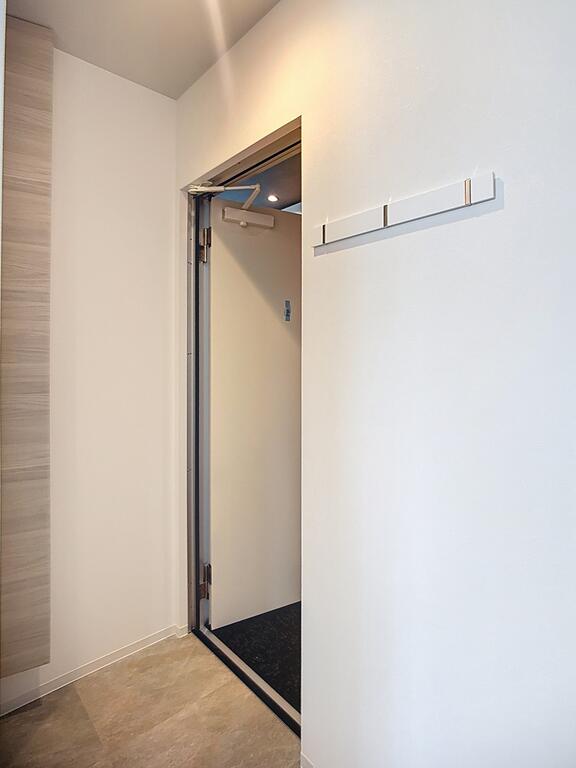 玄関　玄関スペースにコートなどを架けるフックあり！