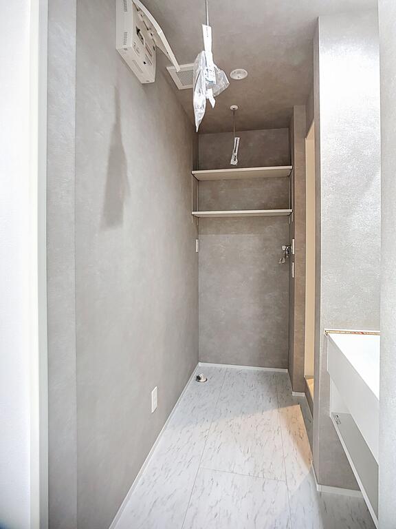 その他設備　洗濯機置場に物干し吊り金具あり！洗濯直後に物干し楽々！