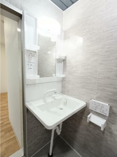 洗面設備　明るい洗面所です