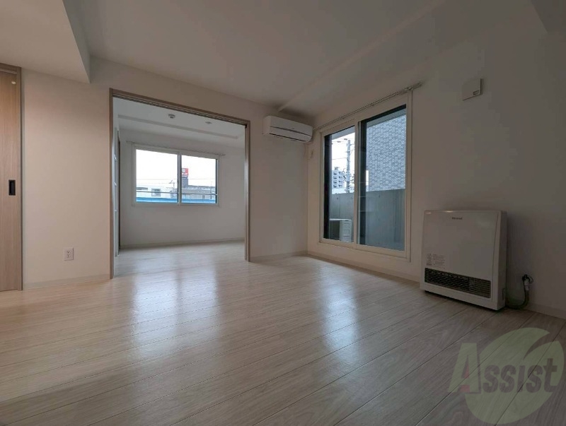 居室・リビング　木目のフローリングは落ち着きのある印象のお部屋になりますね。