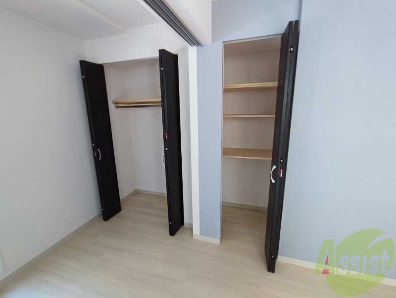 収納　こちらの収納にはハンガーをかけて服もしまえますね。　"