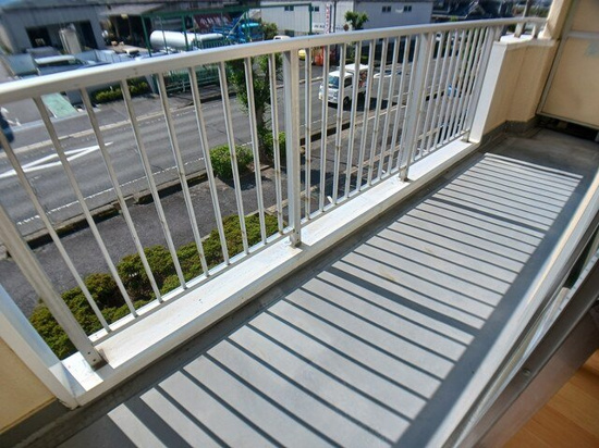 バルコニー　開放的で明るい空間を演出してくれるバルコニーです