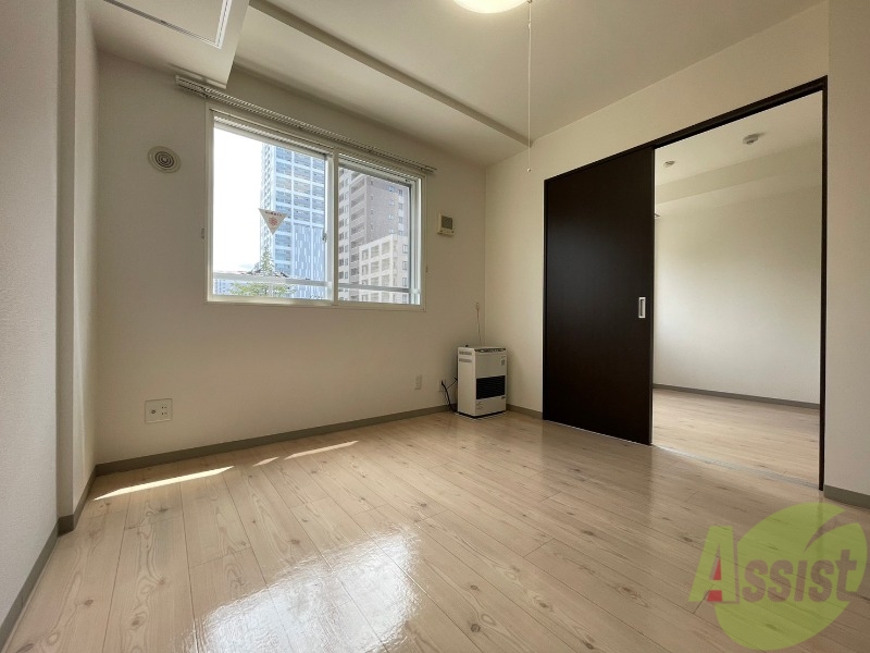 居室・リビング　白さが清潔感を出してくれます。お部屋も明るいですね。