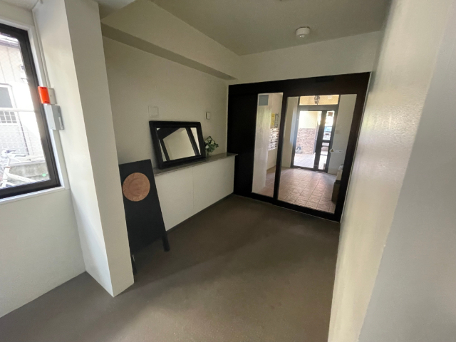 ロビー　オートロック付き。