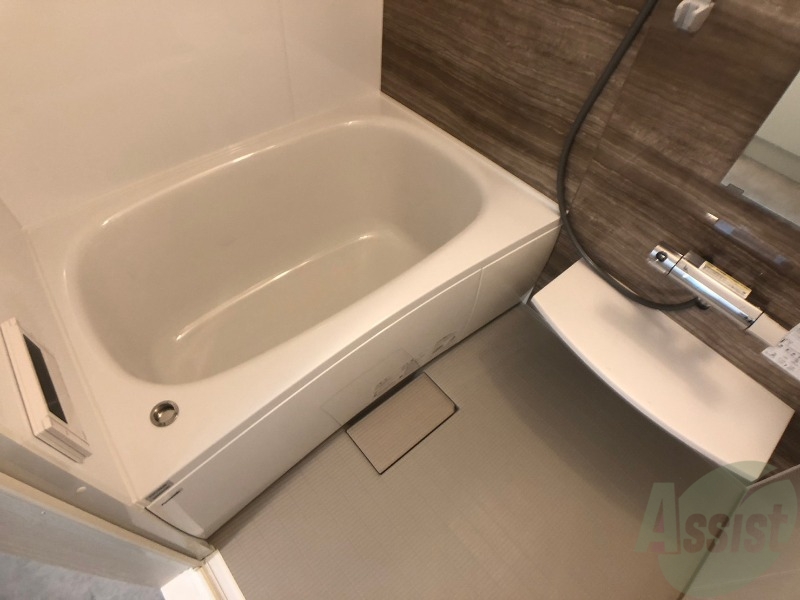 バス・シャワールーム　お風呂です。広々したバスでゆっくりくつろげます。