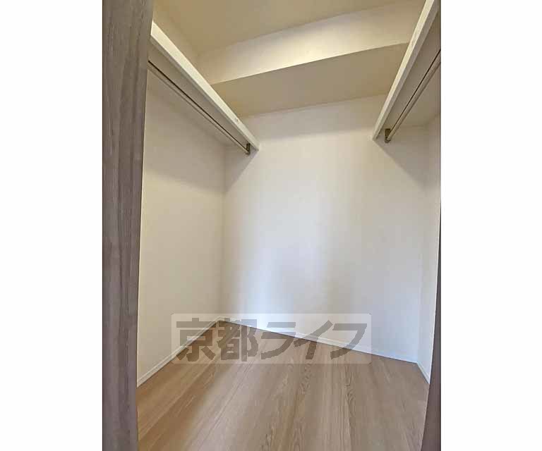 収納　広々として収納アレンジしやすいウォークインクローゼットです。