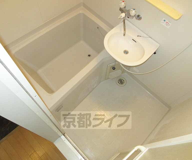 バス・シャワールーム　シンプルなお風呂です・