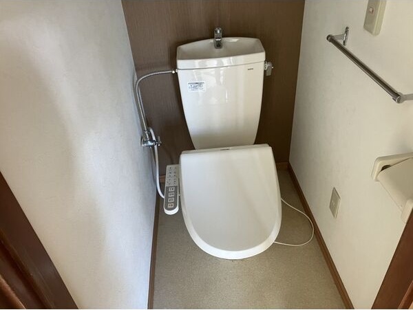 トイレ　嬉しいウォシュレット付きのトイレ！便座温かいですよ♪
