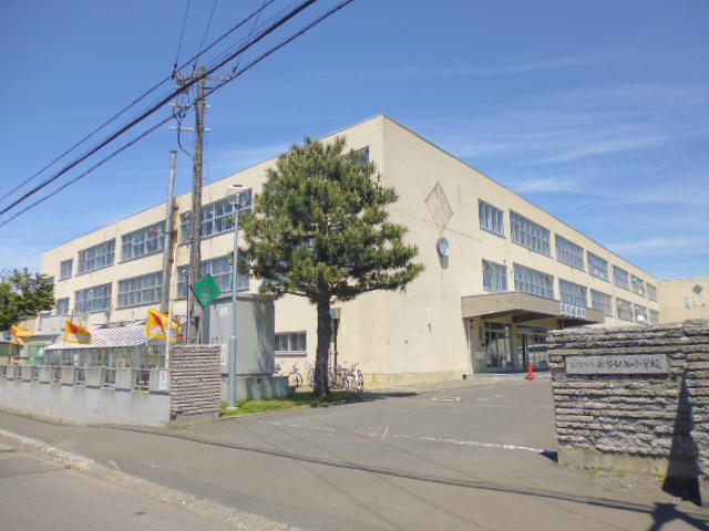 小学校　札幌市立新琴似西小学校（小学校）まで332m