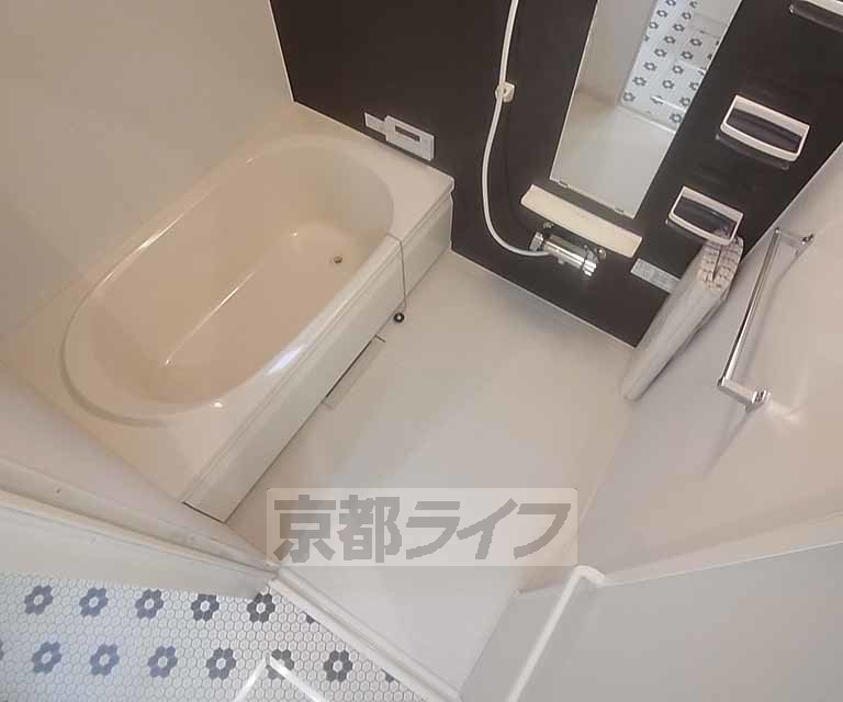 バス・シャワールーム　広い浴室。