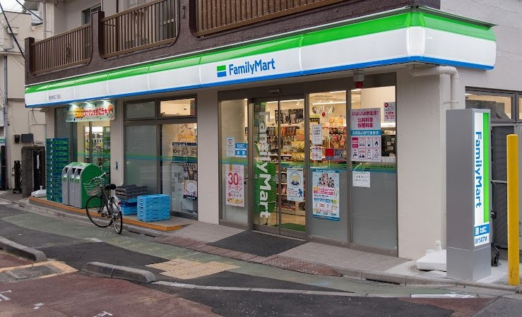 コンビニ　ファミリーマート 東中野五丁目店（コンビニ）まで128m