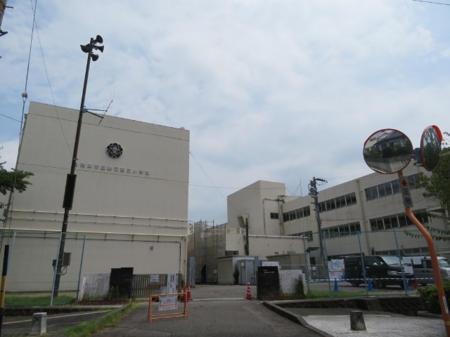 小学校　各務原市立鵜沼第三小学校（小学校）まで1806m