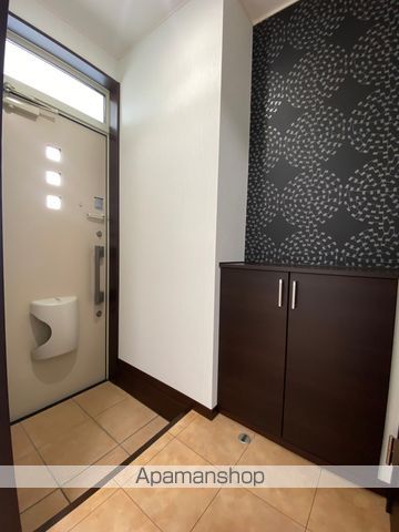 玄関　※お部屋によって壁紙・床の色が変動する場合がございます。