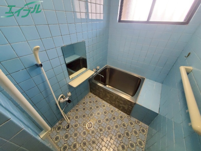バス・シャワールーム　同物件別部屋写真