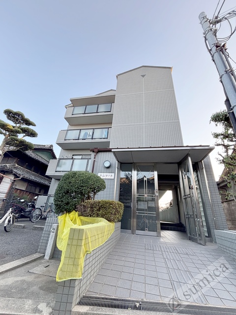 エントランス　スマートに佇むお家。毎日が楽しくなります。