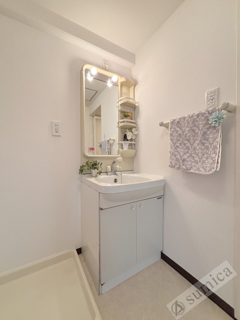 洗面設備　洗面台独立、洗髪洗面化粧台で朝の身支度もはかどります。